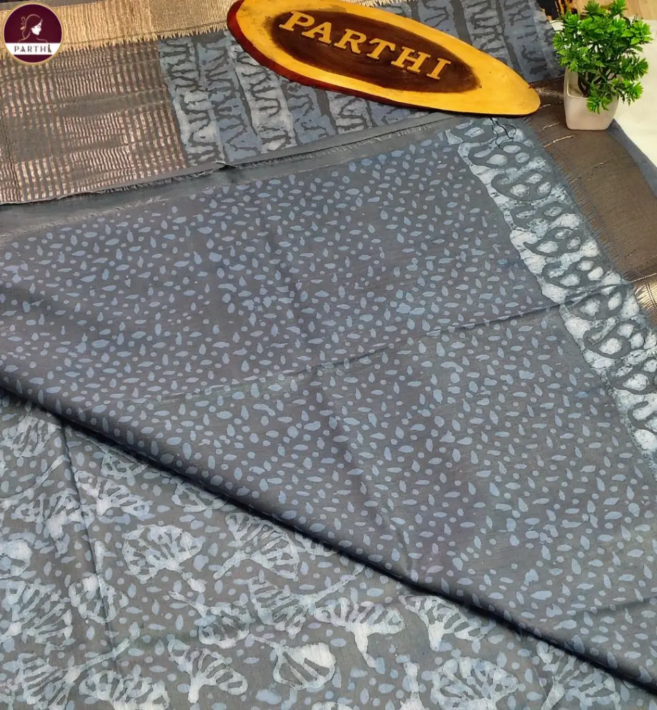 Grey_Maheshwari_Silk_Saree 3.webp