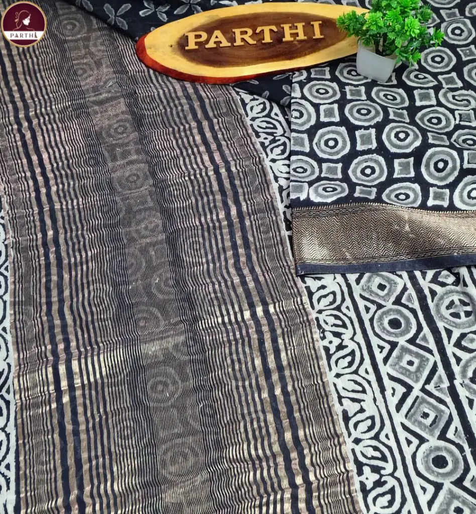 Black_Maheshwari__Silk_Saree 2.webp