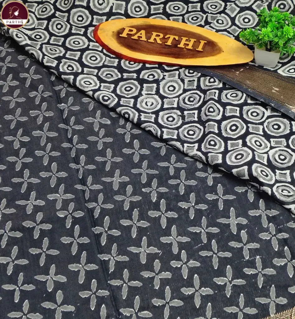 Black_Maheshwari__Silk_Saree 3.webp