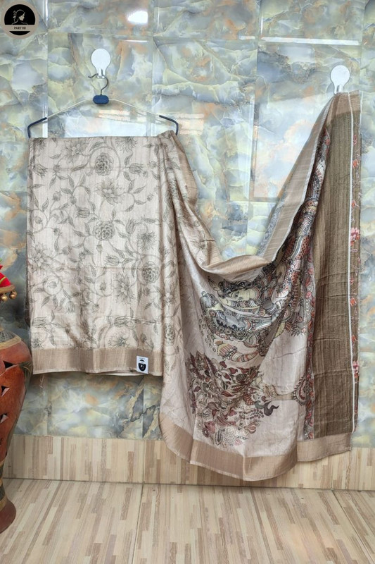 Green Bapta Silk Saree with Beautiful Sculpture Design in Pallu, Beautiful Printed Body with Unstitched Blouse Piece