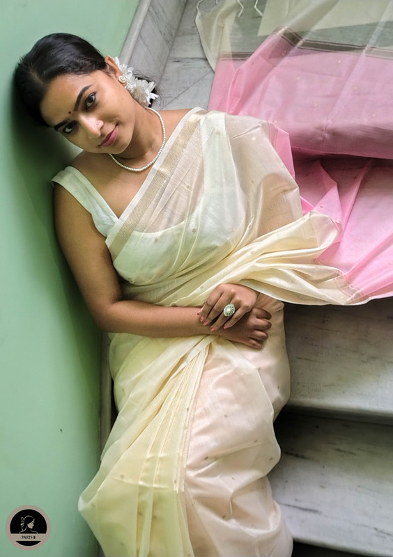 White Maheswari Saree With Thin Zari Border, Full Body Buta Work with Contrast Pink Unstitched Blouse Piece